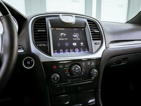 Used 2014 Chrysler 300 C image 9