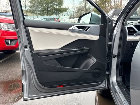 Certified 2025 Volkswagen Taos SE w/ Panoramic Sunroof Package image 11