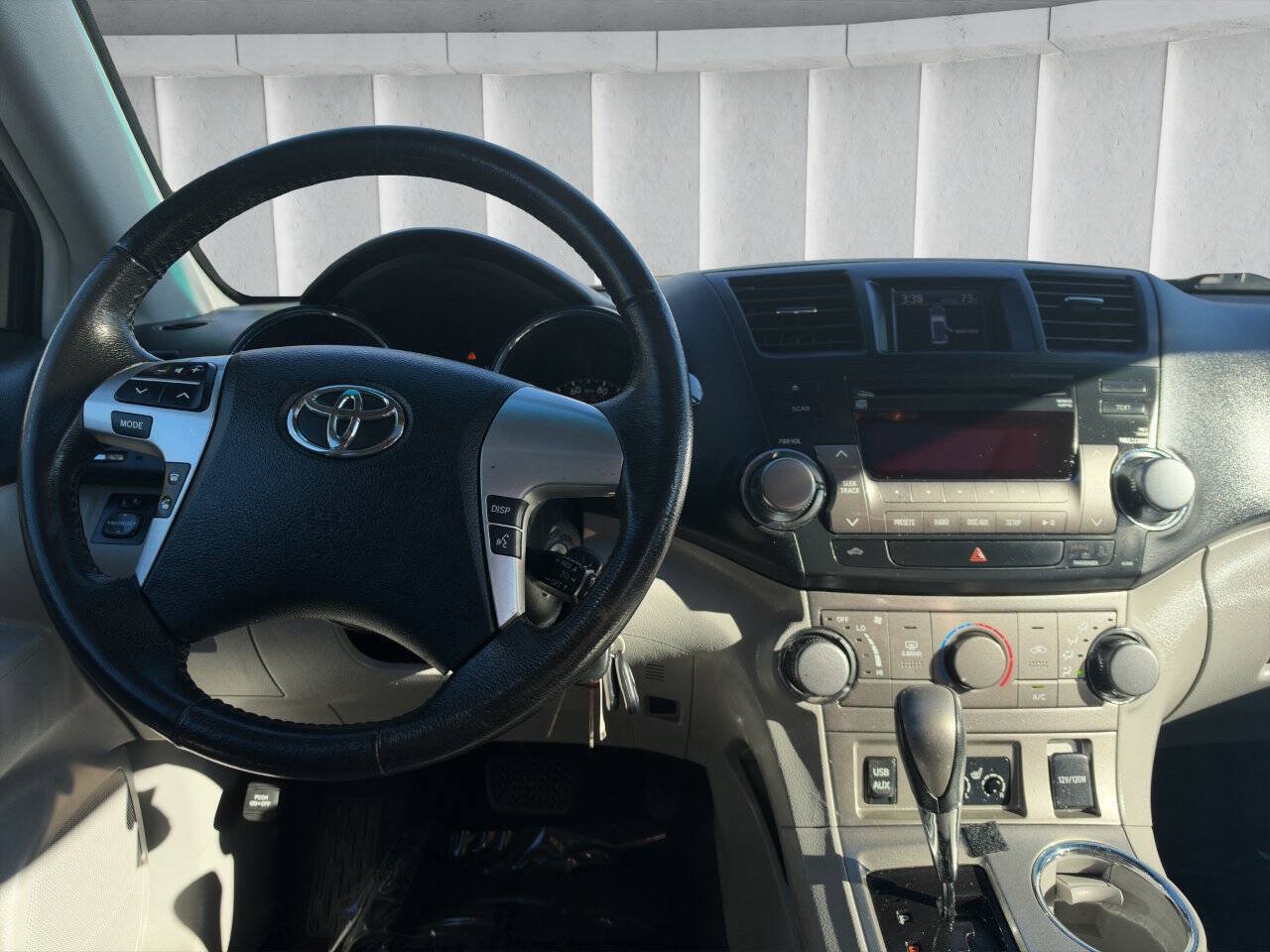 Used 2012 Toyota Highlander SE w/ Tow Pkg AWD/4WD image 10