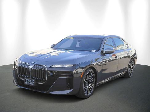 Used 2025 BMW i7 xDrive60 image 3