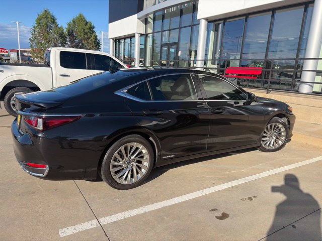 Used 2021 Lexus ES 300h Ultra Luxury w/ Accessory Package 2 FWD image 3