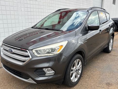 Used 2017 Ford Escape SE w/ Equipment Group 201A image 1