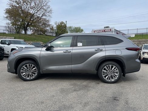 New 2026 Toyota Highlander Platinum AWD/4WD image 3