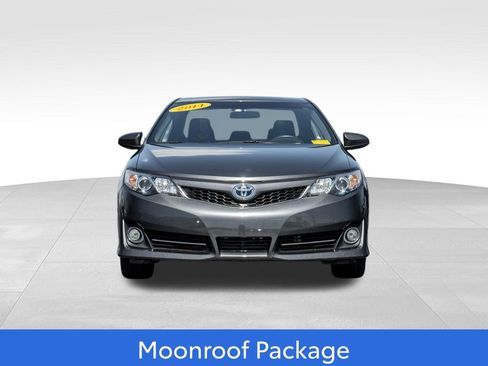 Used 2014 Toyota Camry SE w/ Moonroof Package FWD image 2