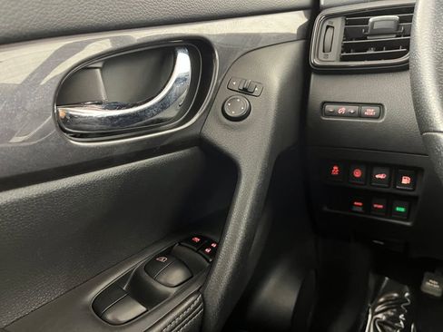 Used 2019 Nissan Rogue SV AWD/4WD image 25