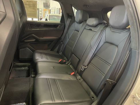 Used 2025 Porsche Cayenne GTS AWD/4WD image 34
