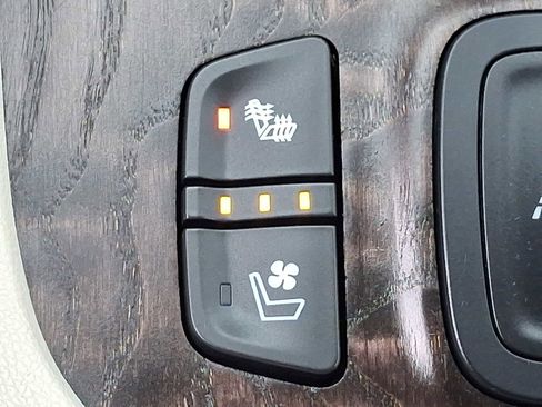 Used 2023 GMC Acadia Denali w/ Denali Technology Package image 25