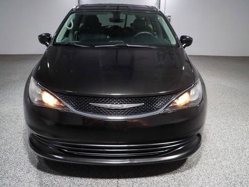 Used 2017 Chrysler Pacifica LX image 4