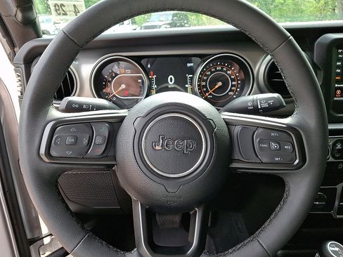 Used 2023 Jeep Gladiator Sport AWD/4WD image 19