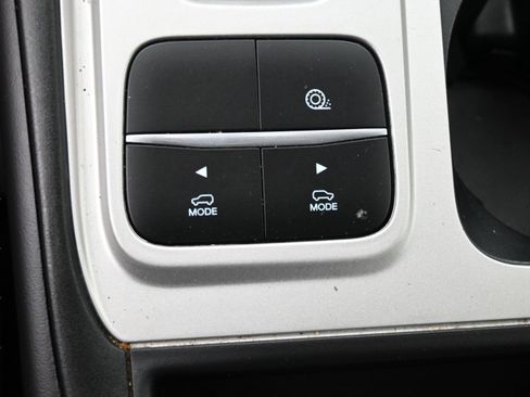 Used 2023 Ford Explorer XLT image 25