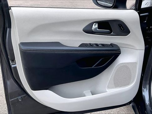 Used 2023 Chrysler Pacifica Touring-L image 21