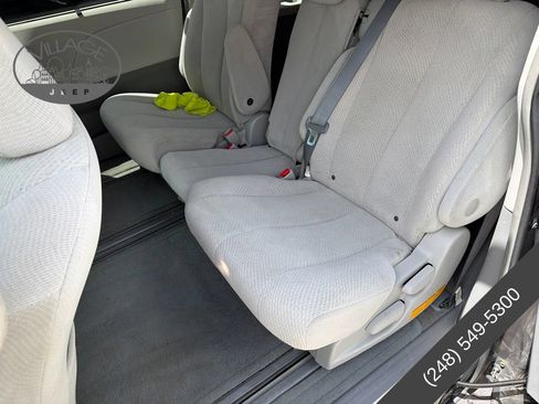 Used 2012 Toyota Sienna LE w/ Towing Pkg FWD image 3