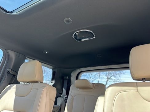 Used 2023 Jeep Grand Cherokee L Limited w/ Black Appearance Package image 19