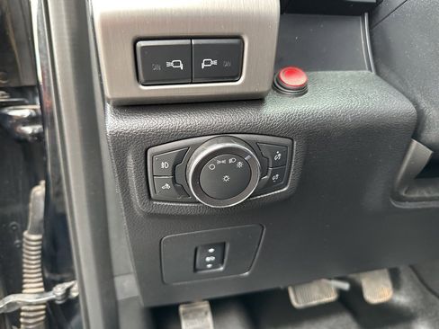 Used 2016 Ford F150 Platinum w/ Equipment Group 701A Luxury image 19