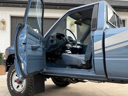 Used 1988 Toyota Pickup 4x4 Regular Cab image 2