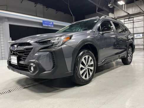 Certified 2025 Subaru Outback Premium AWD/4WD image 4