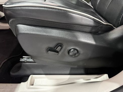 Used 2024 Chrysler Pacifica Limited FWD image 19