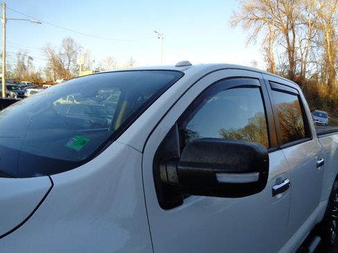 Used 2018 Nissan Titan SV w/ SV Convenience Package image 10