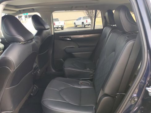 Certified 2022 Toyota Highlander Platinum image 31