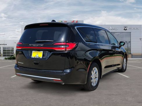 New 2027 Chrysler Pacifica Select FWD image 5