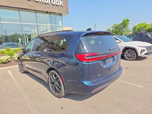 Used 2025 Chrysler Pacifica Limited FWD image 2