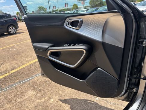 Used 2025 Kia Soul LX w/ LX Technology Package FWD image 18