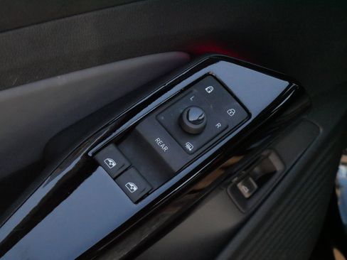 Used 2023 Volkswagen ID.4 Pro S image 19