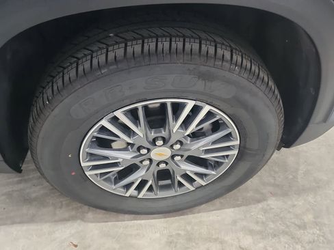 Used 2025 Chevrolet Traverse LT image 16