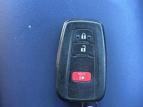 Used 2022 Toyota C-HR XLE image 18