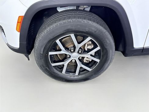 Used 2024 Jeep Grand Cherokee L Limited AWD/4WD image 26