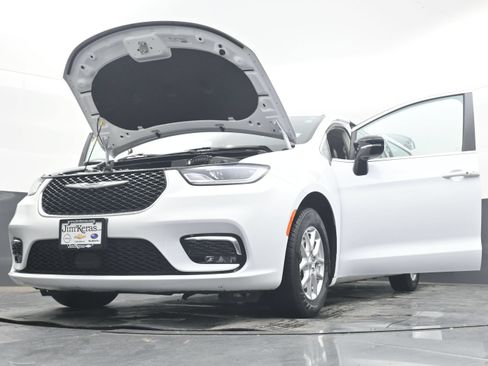 Used 2024 Chrysler Pacifica Touring-L FWD image 48