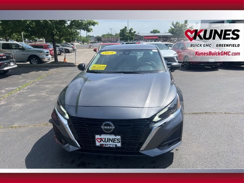 Used 2025 Nissan Altima 2.5 SV FWD image 11