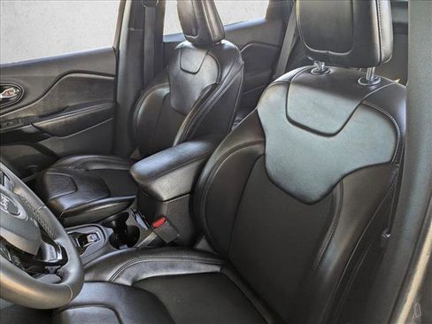 Used 2020 Jeep Cherokee Latitude Plus image 16