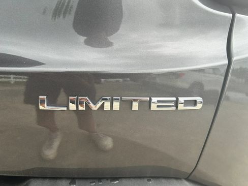 Used 2018 Jeep Renegade Limited w/ UConnect 8.4 Nav Group FWD image 9