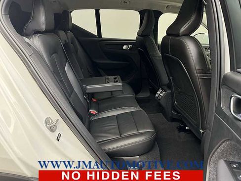 Used 2022 Volvo XC40 T5 Momentum w/ Premium Package image 18
