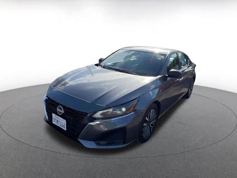 Used 2025 Nissan Altima 2.5 SV FWD image 7