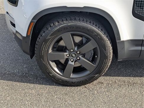 Used 2024 Land Rover Defender 110 SE image 10