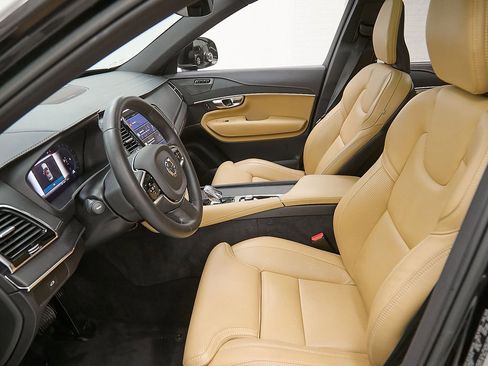 Certified 2023 Volvo XC90 B6 Ultimate w/ Protection Package Premier image 19