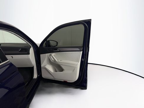 Used 2023 Volkswagen Tiguan SE w/ Panoramic Sunroof Package FWD image 32
