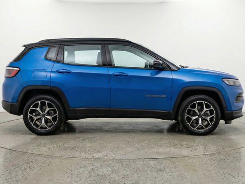 Used 2025 Jeep Compass Limited image 11