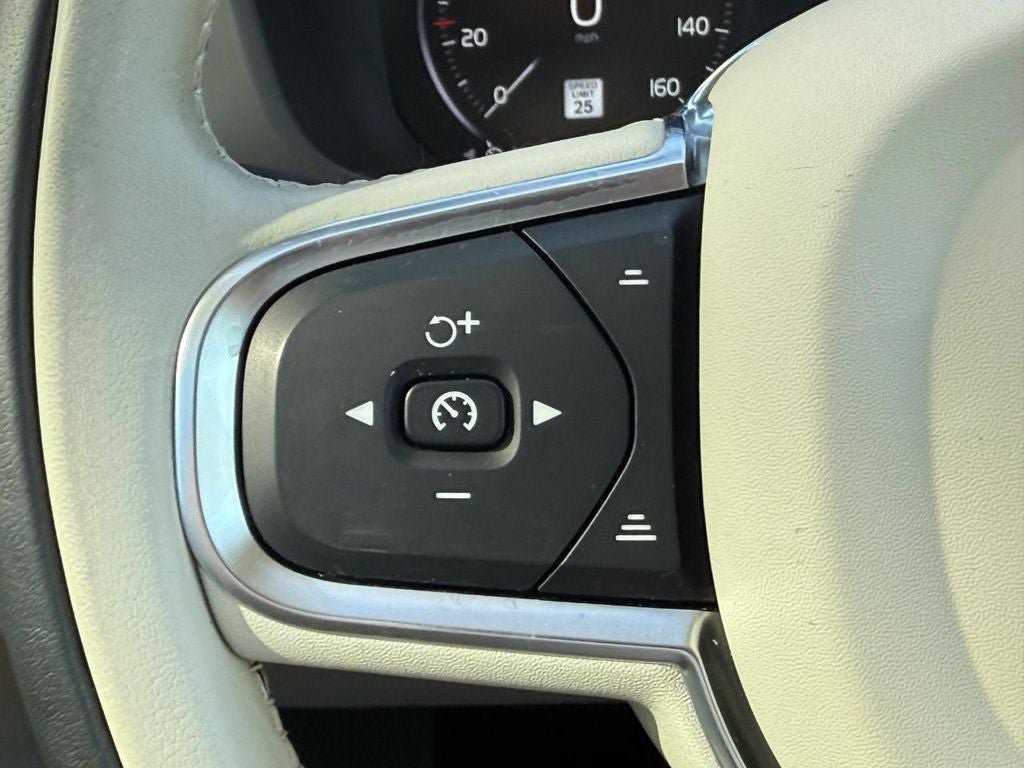 Used 2021 Volvo XC60 T5 Momentum w/ Premium Package AWD/4WD image 18