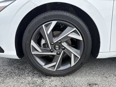 Certified 2025 Hyundai Elantra SEL FWD image 11