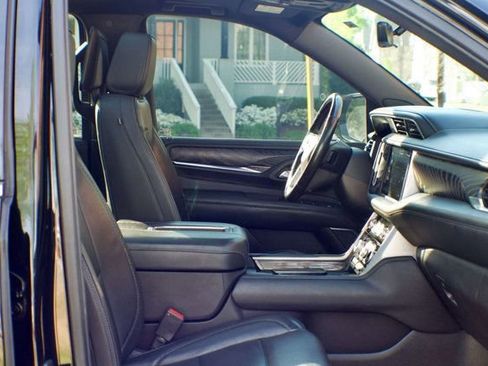 Used 2021 GMC Yukon XL Denali w/ Denali Premium Package image 40