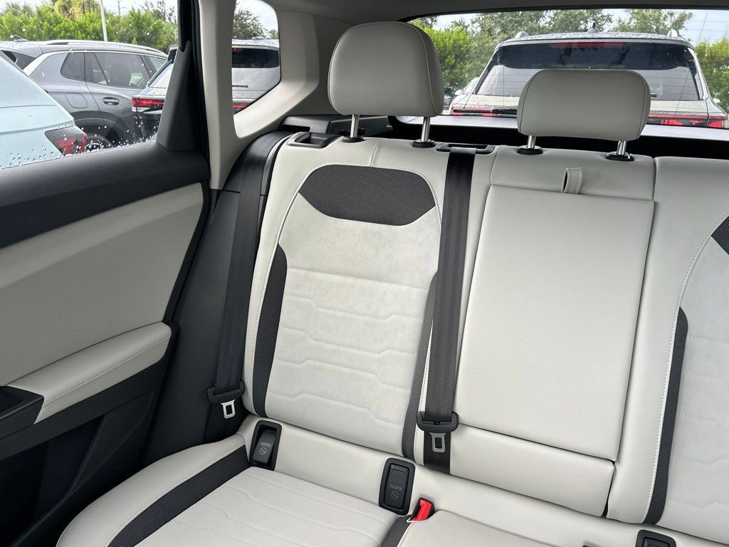 New 2026 Volkswagen Taos SE FWD image 12