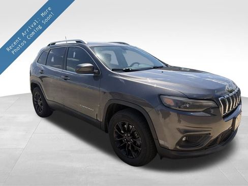 Used 2019 Jeep Cherokee Latitude Plus w/ Cold Weather Group AWD/4WD image 1