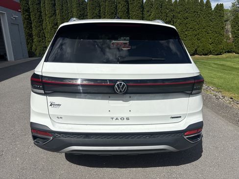 Used 2025 Volkswagen Taos SE AWD/4WD image 4