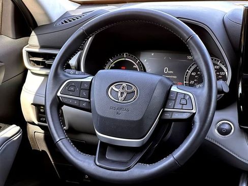 Certified 2025 Toyota Highlander XLE image 32