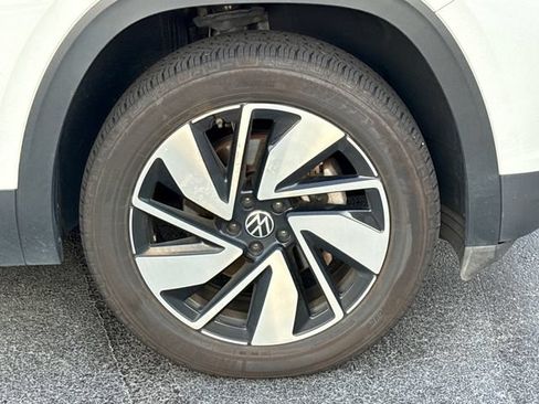 Used 2025 Volkswagen Atlas SE FWD image 2