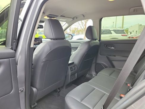 Used 2025 Nissan Rogue SL image 11