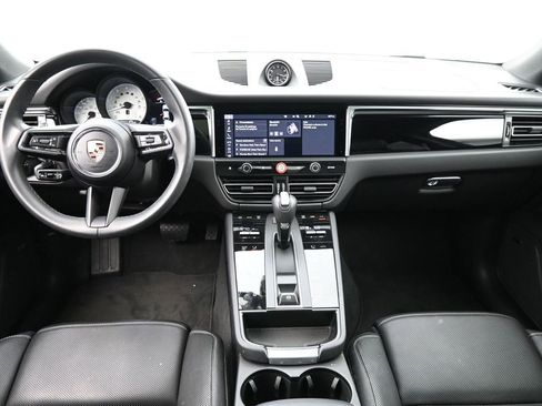 Certified 2025 Porsche Macan AWD/4WD image 6